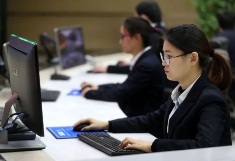 体制内，不是年轻人不服管理，是跪下也得不到什么！
